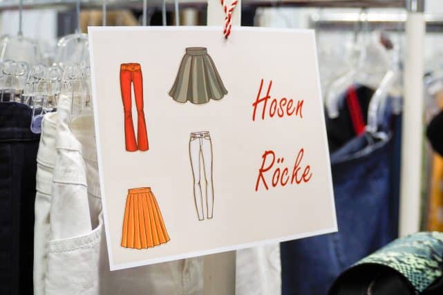 Hinweisschild Hose und Röcke